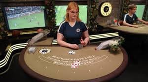 Dealer blackjack profesional di studio kaskus 288 dengan kartu dan chip